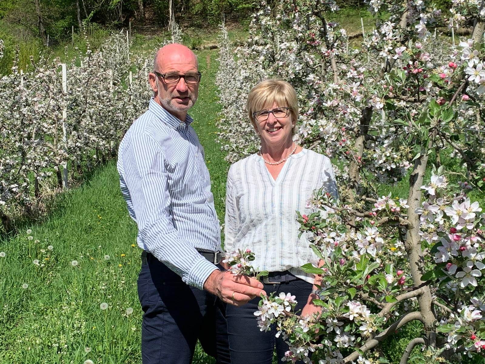 Markus und Sabine Reichhalter in der blühenden Apfelanlage
